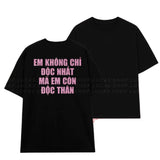 Áo Thun Kim Tuyến in chữ EM KHÔNG CHỈ ĐỘC NHẤT MÀ EM CÒN ĐỘC THÂN