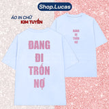 Áo Thun Kim Tuyến In Chữ ĐANG ĐI TRỐN NỢ